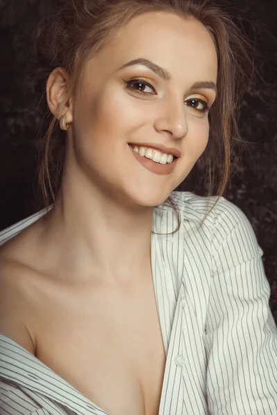 Ευτυχισμένος νεαρή γυναίκα με φυσικό μακιγιάζ σε ριγέ πουκάμισο — Φωτογραφία Αρχείου