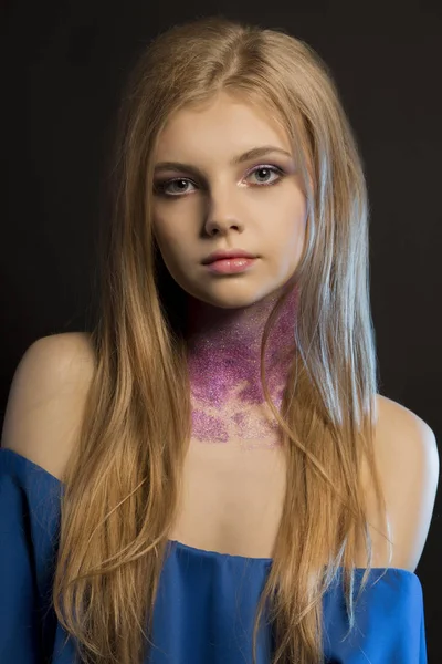 Köpüklü makyaj ve elbise nake ile güzel sarışın kadınla