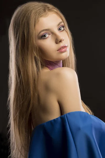 Increíble mujer rubia con el pelo largo y exuberante y vestido azul con nak — Foto de Stock