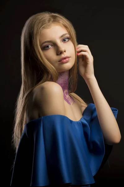 Elegante mujer rubia con el pelo largo y exuberante y vestido azul con nak — Foto de Stock