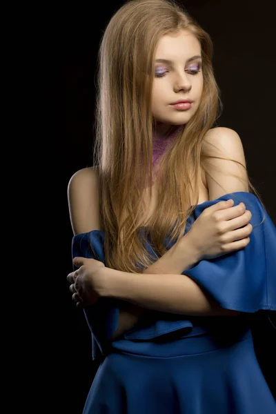 Belle femme blonde aux cheveux longs et luxuriants et robe bleue avec n — Photo