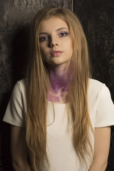 Портрет удивительной молодой женщины с пышными светлыми волосами позирует в — стоковое фото