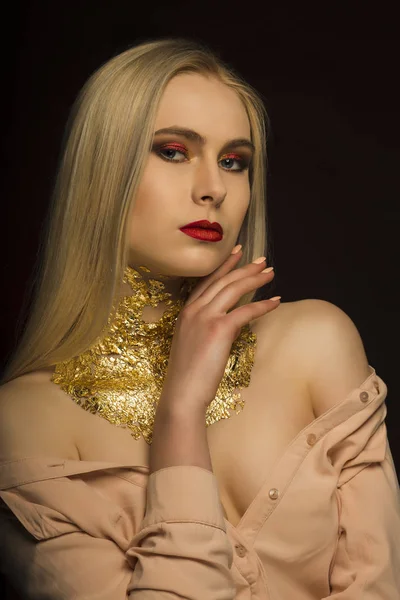 Mujer bastante joven con maquillaje perfecto y lámina de oro en su cuello —  Fotos de Stock