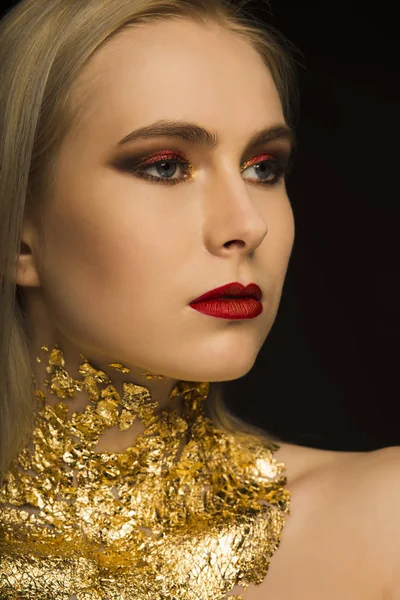 Glamor modelo joven con maquillaje perfecto y lámina de oro en su cuello —  Fotos de Stock