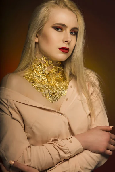 Γοητευτική νεαρή γυναίκα με λαμπερό μακιγιάζ σε κόκκινο χρώμα και χρυσό φ — Φωτογραφία Αρχείου