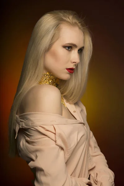 Underbara unga modell med ljusa smink i röd färg och guld fo — Stockfoto