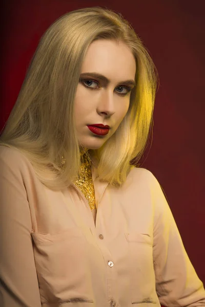 Mulher nova impressionante com maquiagem perfeita na cor vermelha e ouro fo — Fotografia de Stock