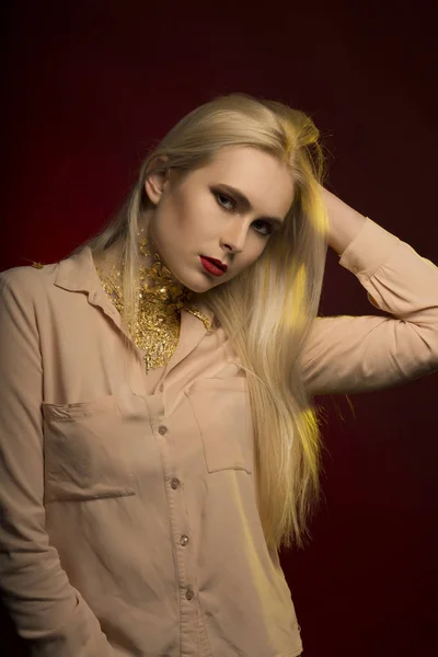 Потрясающая молодая модель с идеальным макияжем красного цвета и золотом f — стоковое фото
