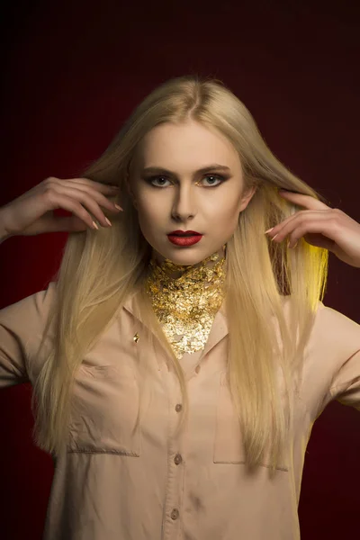 Snygg ung modell med perfekt makeup i röd färg och guld fo — Stockfoto