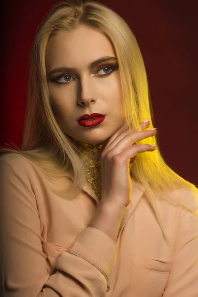 Primer plano del modelo de lujo con maquillaje brillante y lámina de oro . — Foto de Stock