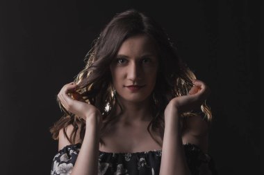 Gölgelerde emin esmer modeli