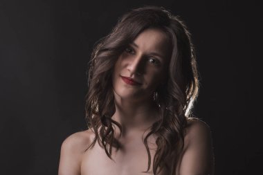 Çıplak omuz ile gülümseyen esmer modeli