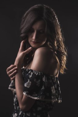Genç esmer modeli stüdyoda aşağı bakıyor