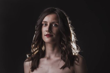 Karanlık bir odada romantik esmer modeli