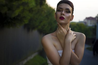 Parlak makyaj ile muhteşem kadın