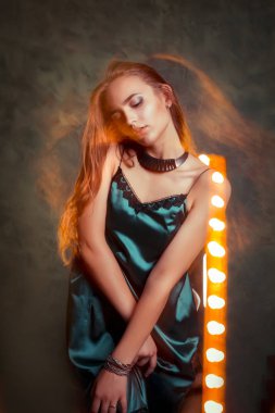 Güzel genç model karışık ışık karanlık stüdyoda dans