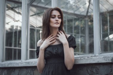 Pencereden elbiseli seksi modeli 