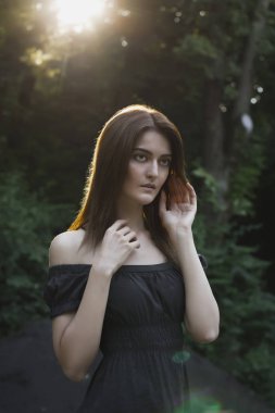 Güneş ışınlarının romantik genç kadın