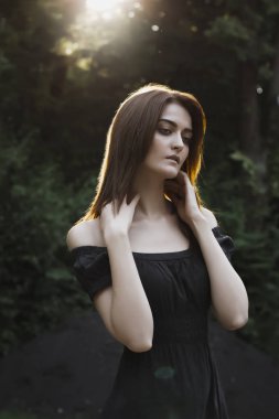 Güneş ışınlarının çekici kadın