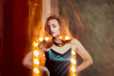 Şık genç model karışık Işık Studio poz