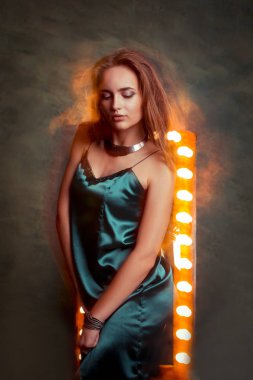 Çekici genç kadın karışık Işık Studio poz