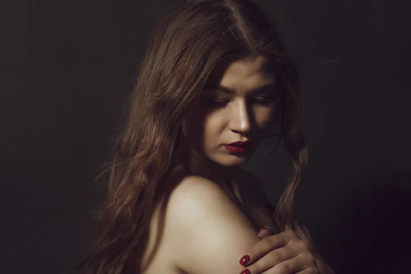 Romantyczny brunetka kobieta z nagie ramiona — Zdjęcie stockowe