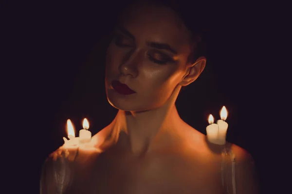 Mulher atraente com velas nos ombros — Fotografia de Stock