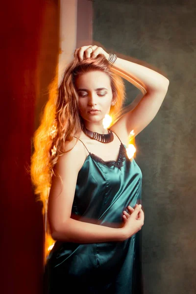 Sexy jonge dame poseren in gemengde licht techniek — Stockfoto