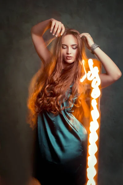 Efektowne młoda kobieta taniec w świetle mieszanym w studio — Zdjęcie stockowe