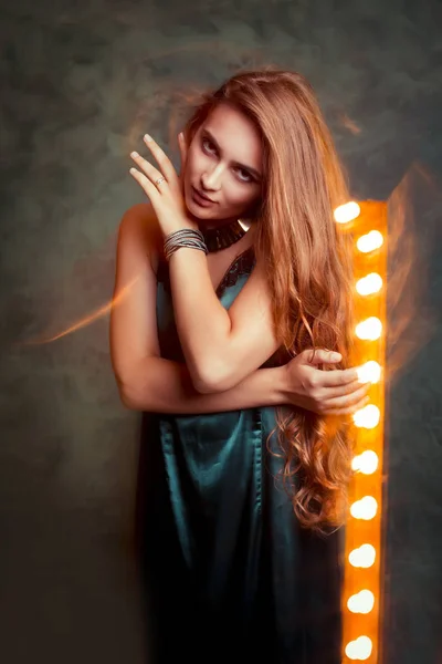 Hermosa joven modelo con el pelo largo en luz mixta en el estudio —  Fotos de Stock