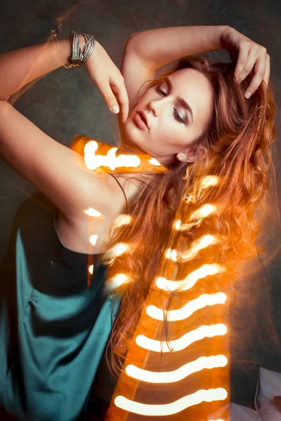 Sexy junges Model mit langen Haaren in gemischtem Licht im Studio — Stockfoto
