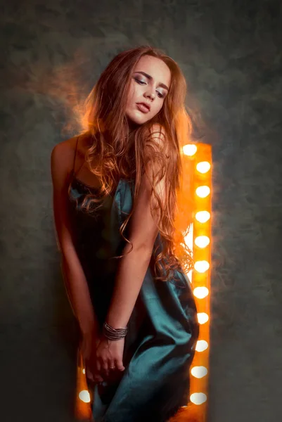 Csodálatos fiatal modell tánc blur fény a stúdióban — Stock Fotó