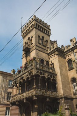 Bir kule ile eski konut bina 