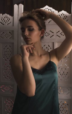 Karanlık stüdyoda uzun gür saçlı güzel sarışın kadın