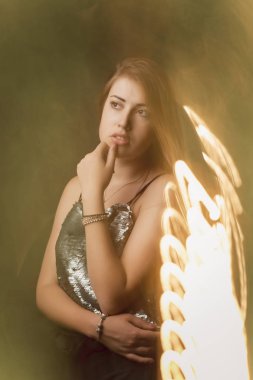 Şık esmer kadın karışık ışığıyla karanlık Studio poz