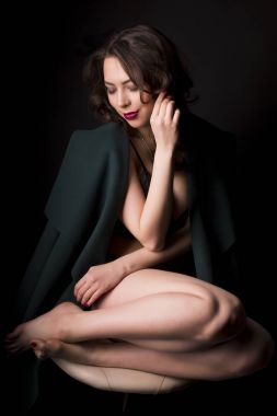 Dantel iç çamaşırı ve sıcak montlu genç baştan çıkarıcı kadın