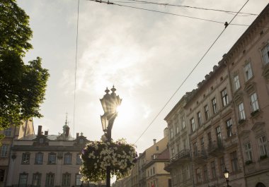 Lviv içinde sabah kare. Güneş sokak lan üzerinden parlıyor