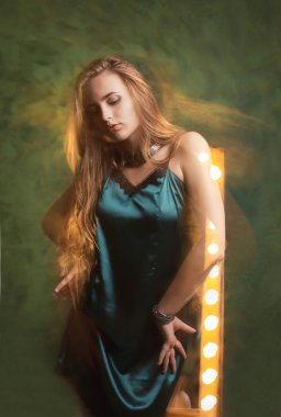 Şık modeli Studio karışık ışığıyla dans 