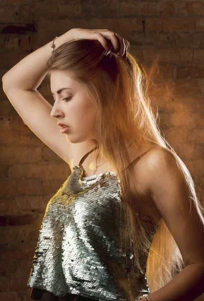 Mode portret van mooie vrouw poseren in donkere studio met mixe — Stockfoto