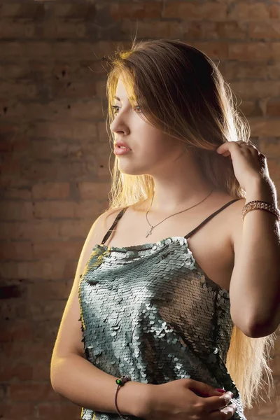 St ile karanlık odada genç güzel model dramatik portresi