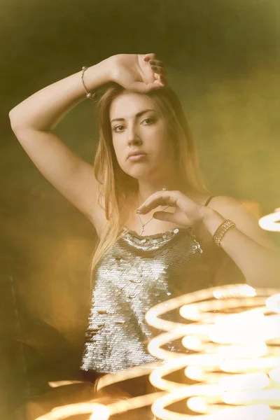 Pretty brunette woman posing in dark studio with mixed light — Stock Photo, Image