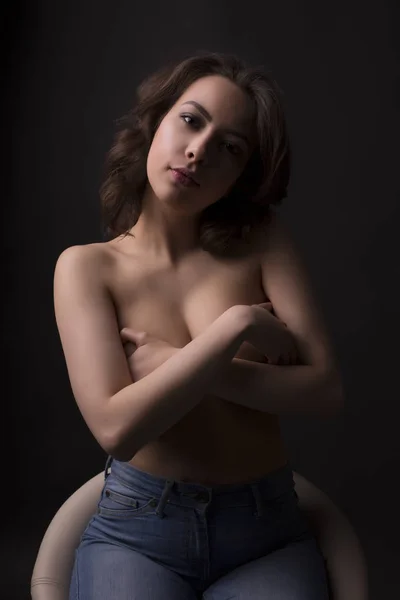 Ung brunett topless kvinna i skuggorna — Stockfoto