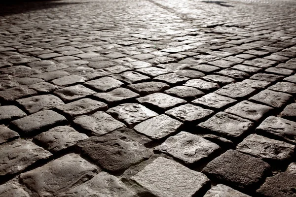Güneş ışığında eski kaldırım taşları