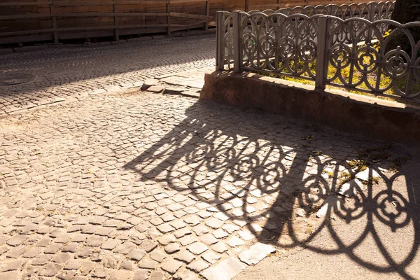 Gölge ile demir çit yan 