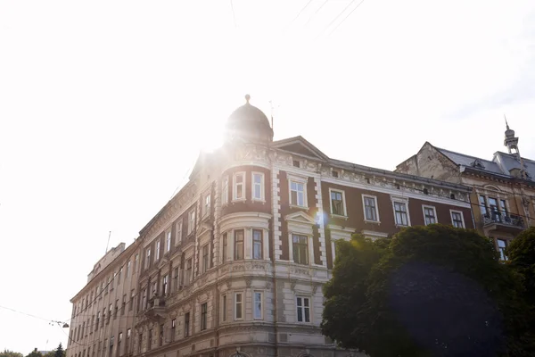 Ancien bâtiment administratif avec un dôme dans le centre de Lviv — Photo