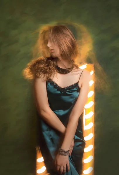 Hermosa modelo rubia bailando en estudio con luz mixta — Foto de Stock