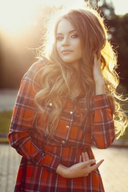 Güneş ışınlarının poz damalı içinde güzel sarışın kadın