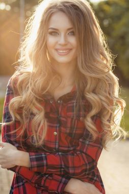 Mutlu genç model yaz aylarında güneşli bir gün sokağın poz