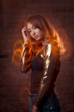 Parlak gümüş ceket ve kot şehvetli esmer model. Mi