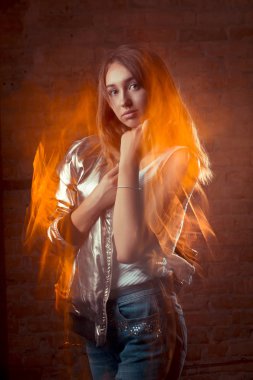 Parlak gümüş ceket ve kot çok esmer modelinde. Mix